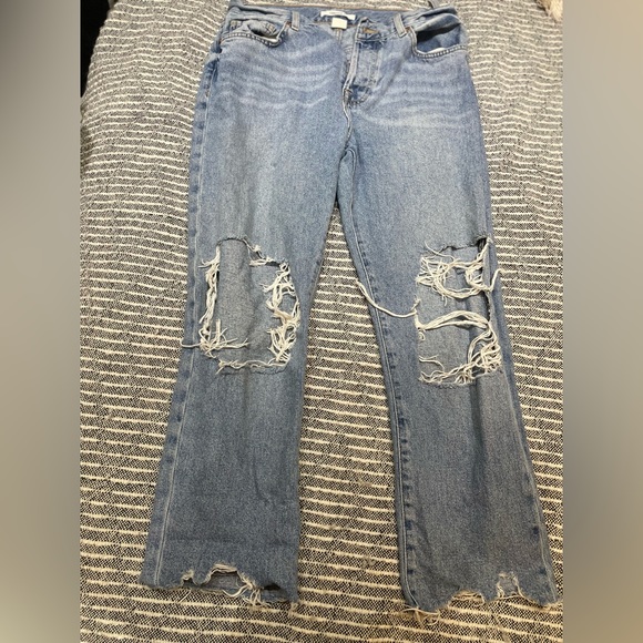 Forever 21 Denim - FOREVER 21 | High Waist Distressed pair of jeans Size 28